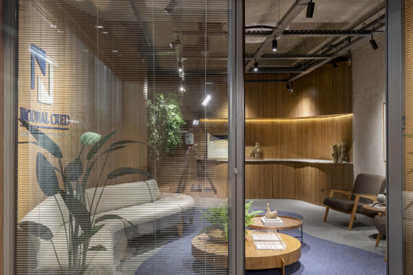 divisória de vidro com persiana