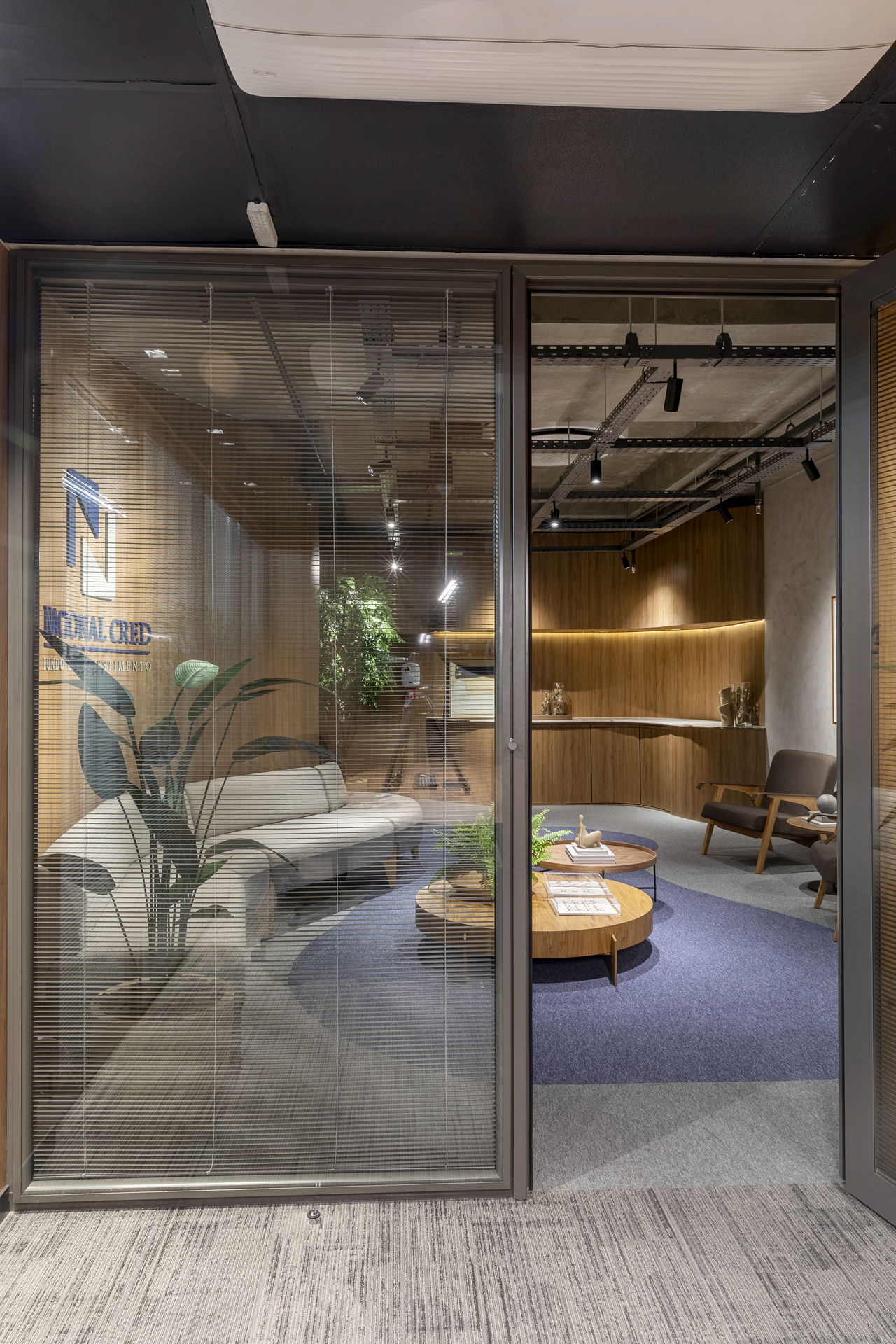 divisória de vidro com persiana