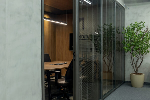 divisória de vidro com persiana