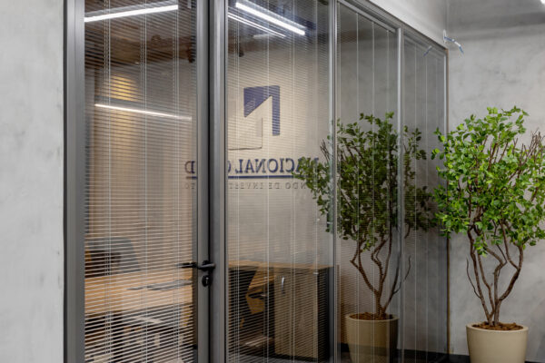 divisória de vidro com persiana - case adesign divisórias (4)