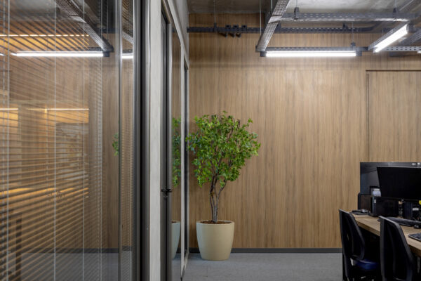 divisória de vidro com persiana - case adesign divisórias (6)