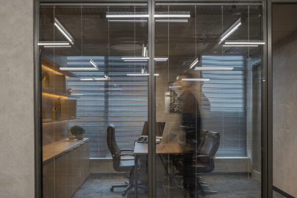 divisória de vidro com persiana