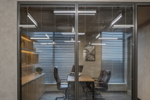 divisória de vidro com persiana - case adesign divisórias (8)